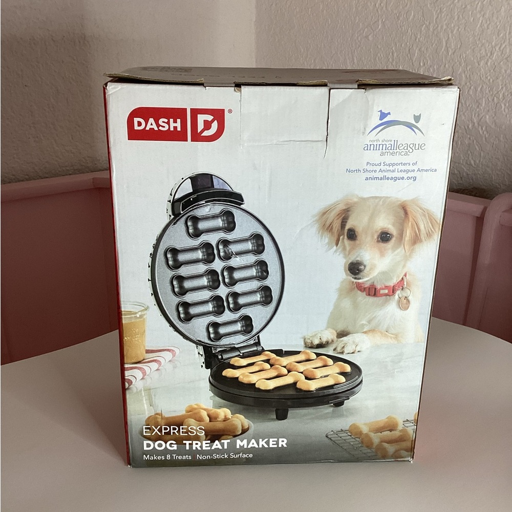 New In Box Dash Express Dog Treat Maker,makes 8 Treats At Once. Dog Food Tool